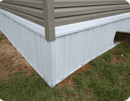 White vinyl skirting corner detail with trim on a mobile home